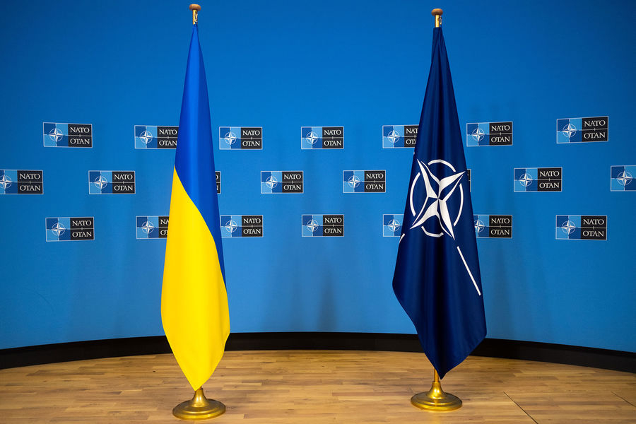 НАТО рассмотрит введение миротворческой миссии в Украину