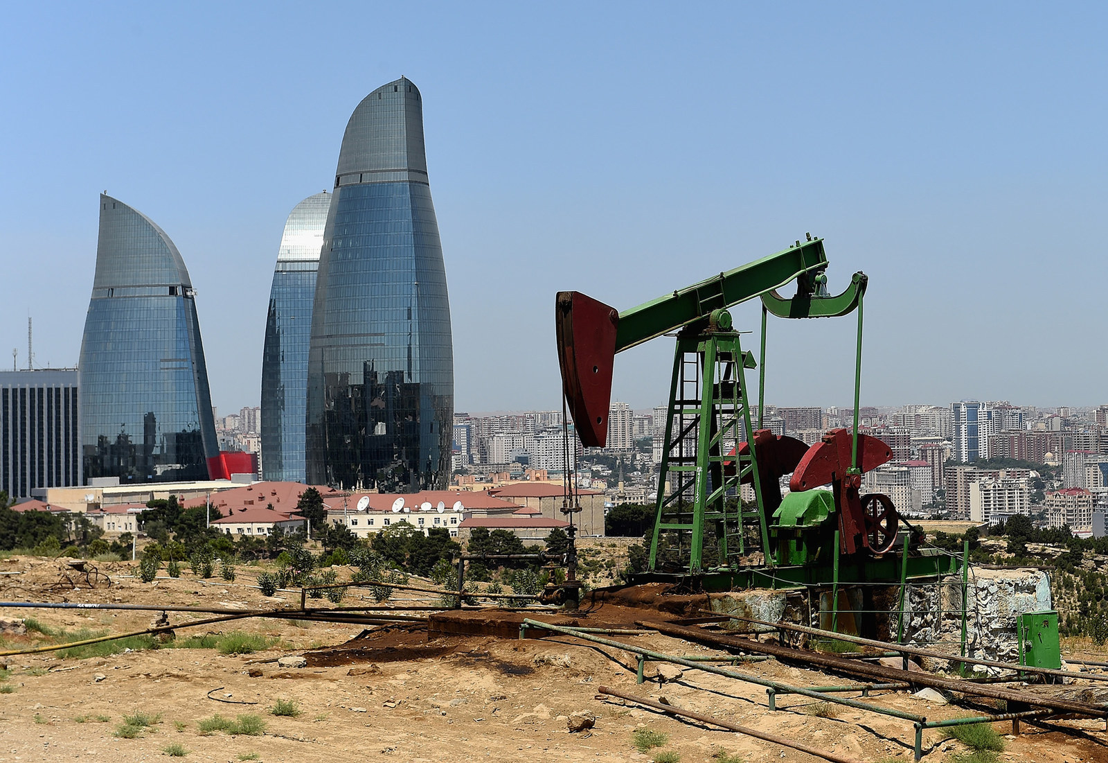 Цена азербайджанской нефти упала ниже 105 долларов