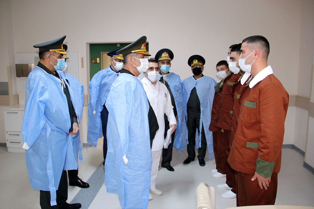 Министр обороны посетил военный госпиталь - ВИДЕО