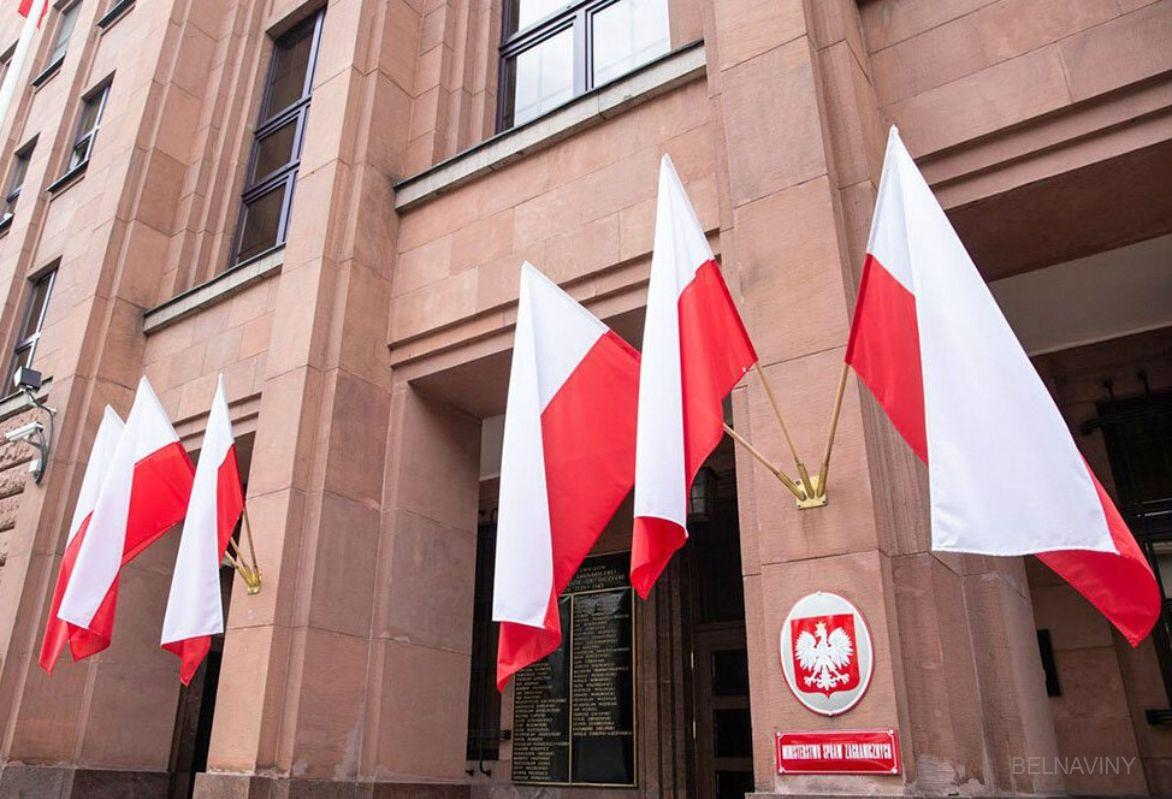 Польша высылает около 40 российских дипломатов