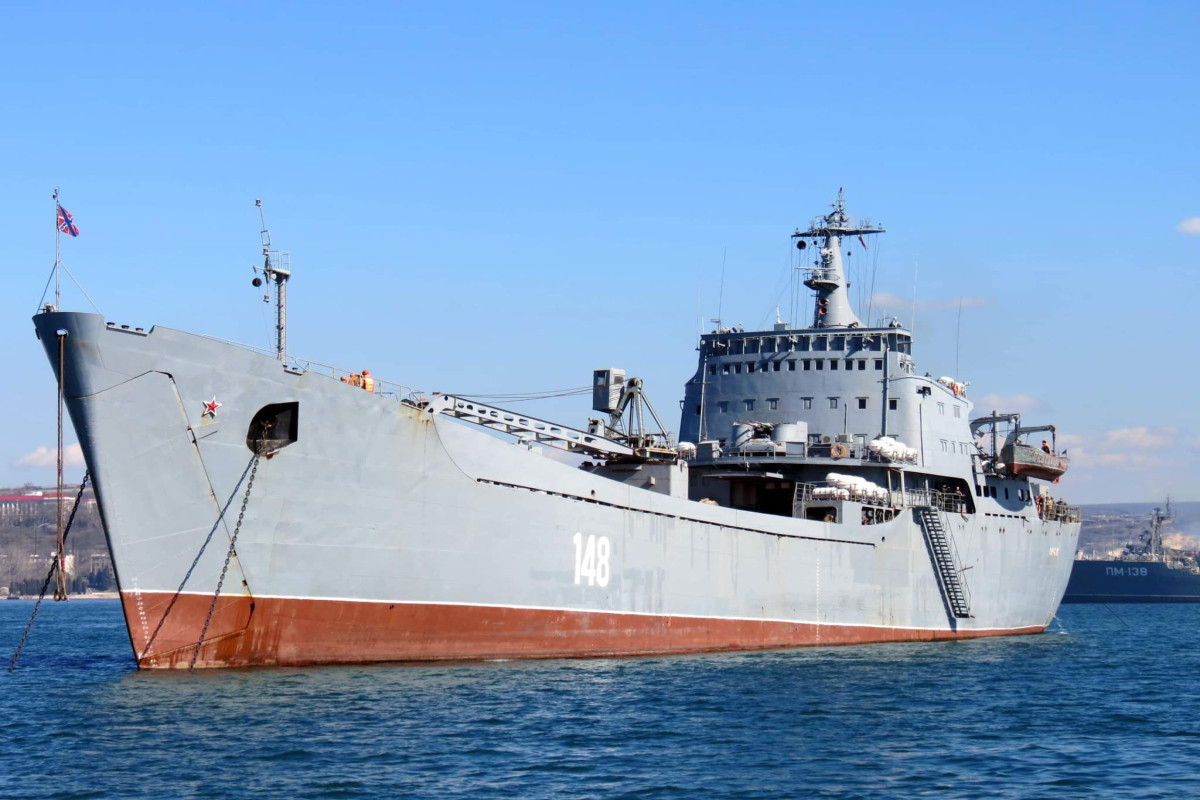 ВСУ уничтожили большой корабль РФ: горят тысячи тонн топлива и боеприпасы-ФОТО