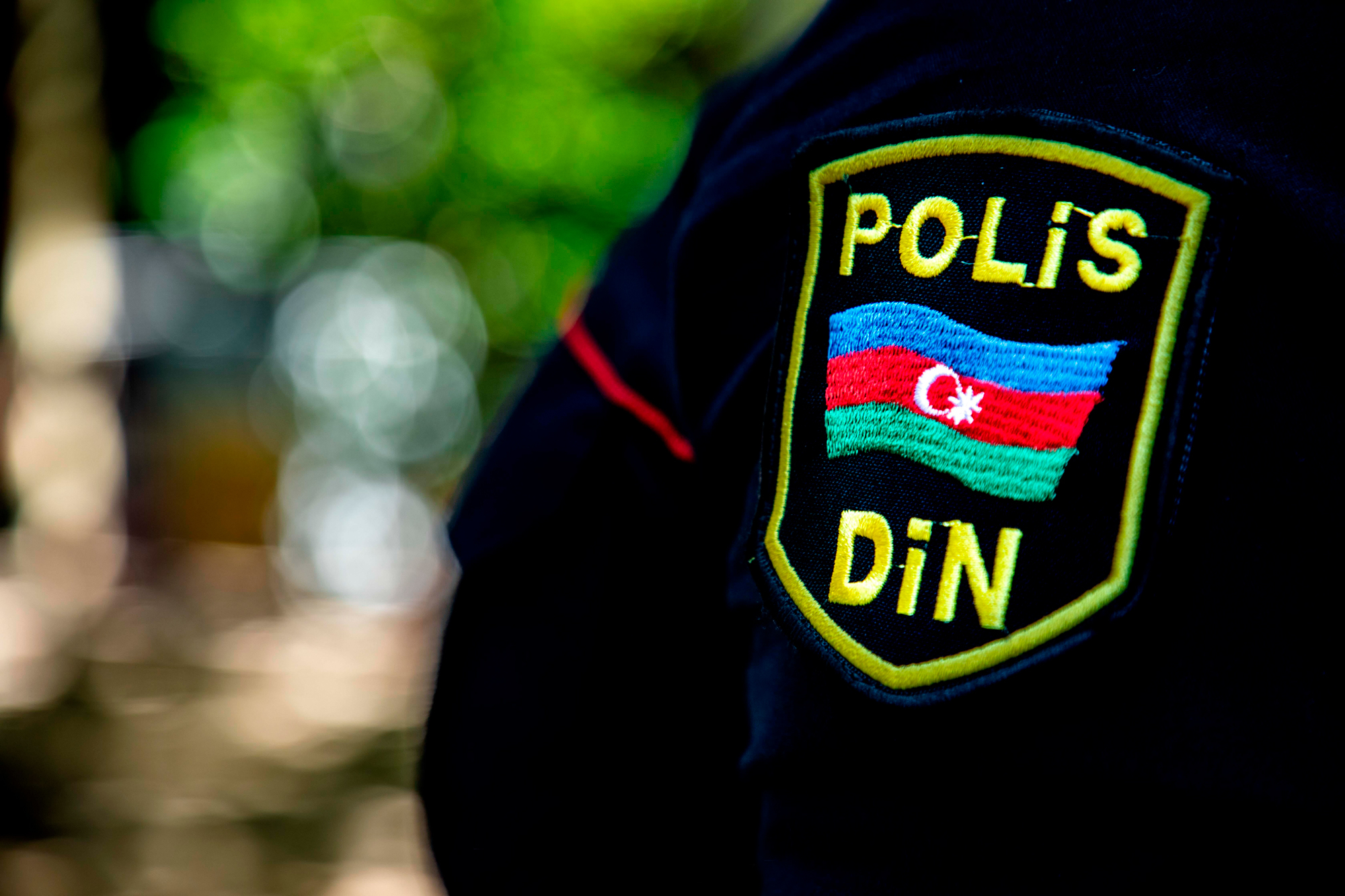 Наказан сотрудник полиции, жестоко избивший свою супругу перед рестораном в Баку