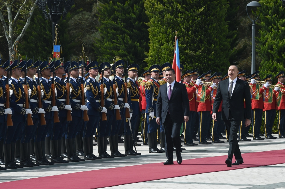 В Баку состоялась церемония официальной встречи президента Кыргызстана - ФОТО