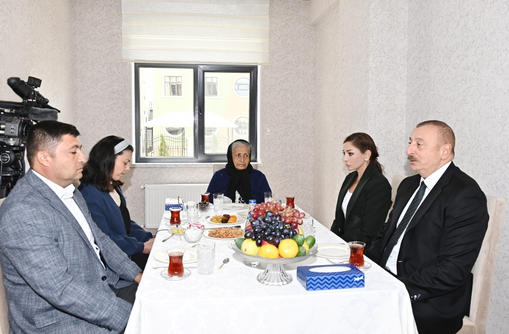 Президент и первая леди на открытии нового жилого комплекса для семей шехидов и инвалидов войны - ФОТО