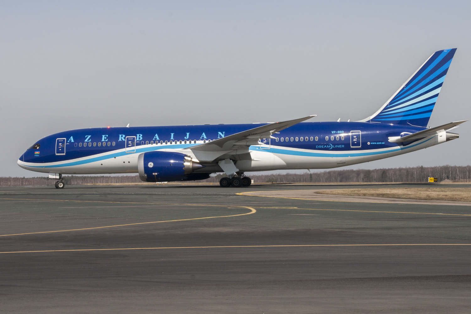 Самолет AZAL, выполнявший рейс Баку-Нахчыван, вернулся в аэропорт вылета из-за грозы