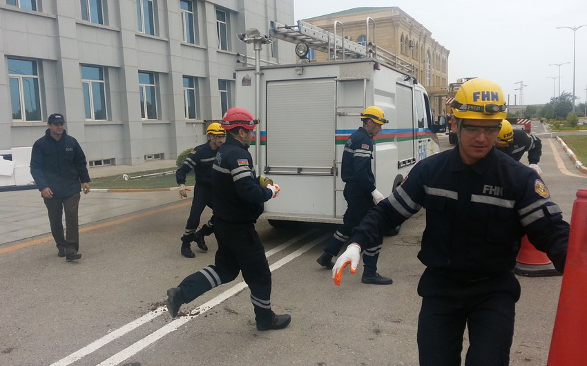 В Баку частично обрушился жилой дом, жители эвакуированы - ВИДЕО