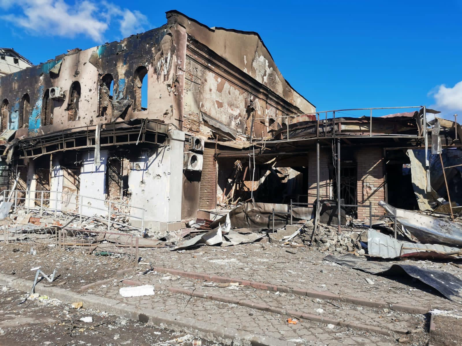 Под завалами уничтоженного россиянами дома в Изюме нашли десятки погибших