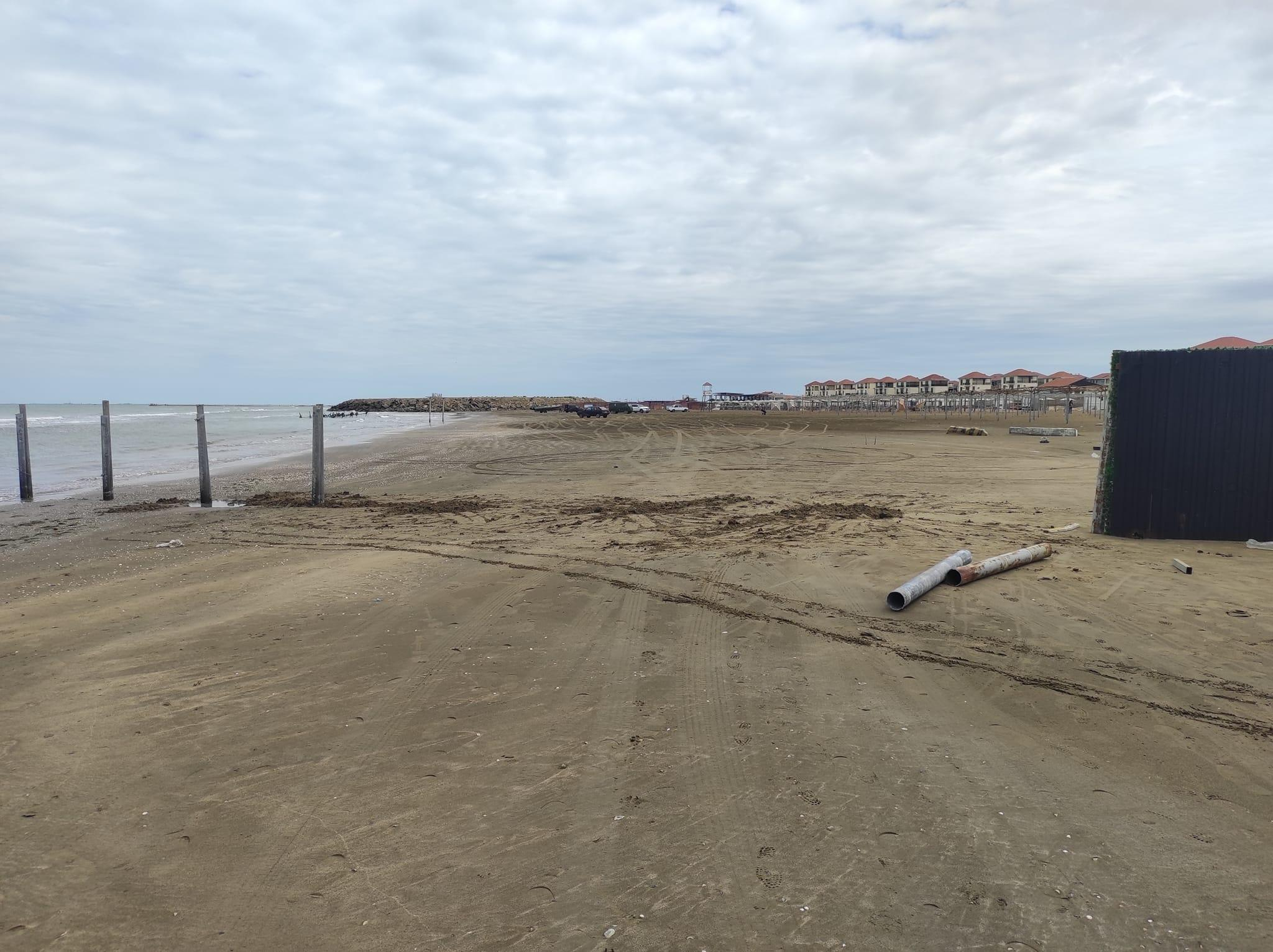 Жители бакинского поселка добились демонтажа части заборов, преграждающих им выход к пляжам