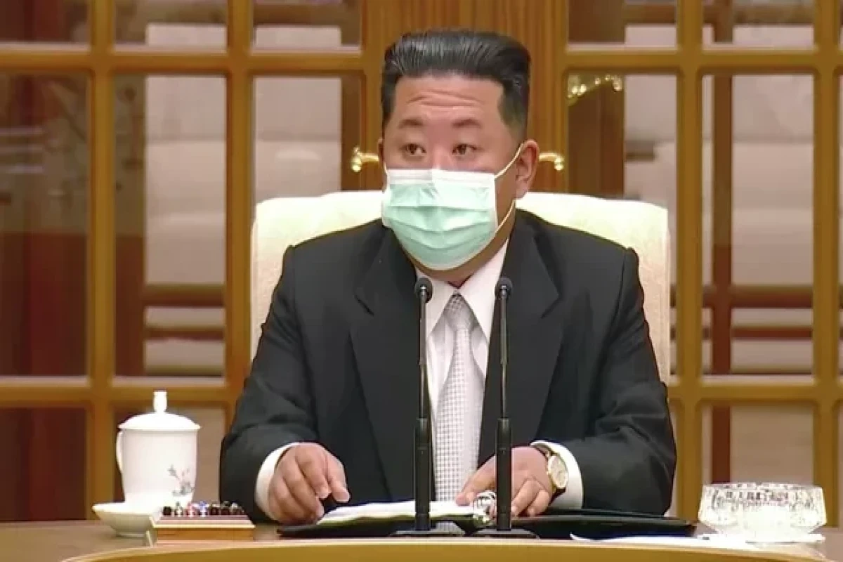 Ким Чен Ын впервые появился на публике в маске - ВИДЕО