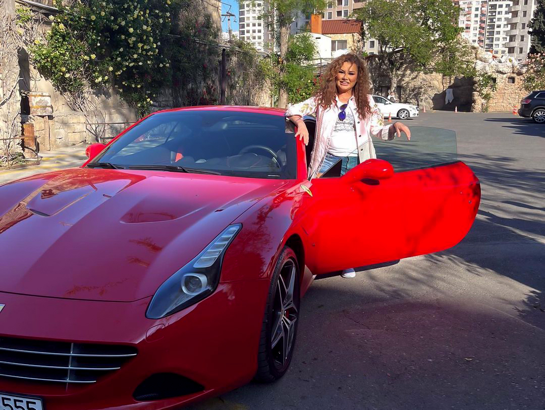 В Баку турецкой певице вручили ключи от Ferrari - ФОТО