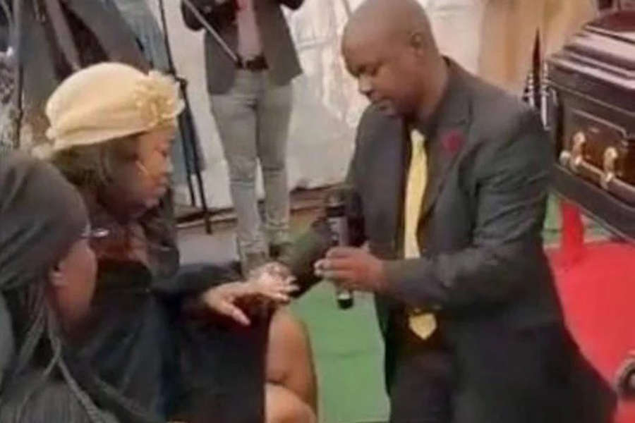 Жених сделал предложение невесте на похоронах ее отца - ВИДЕО
