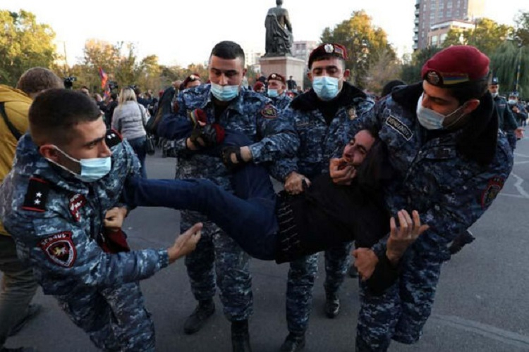 В Ереване при столкновении полиции с протестующими задержан сын Кочаряна - ВИДЕО