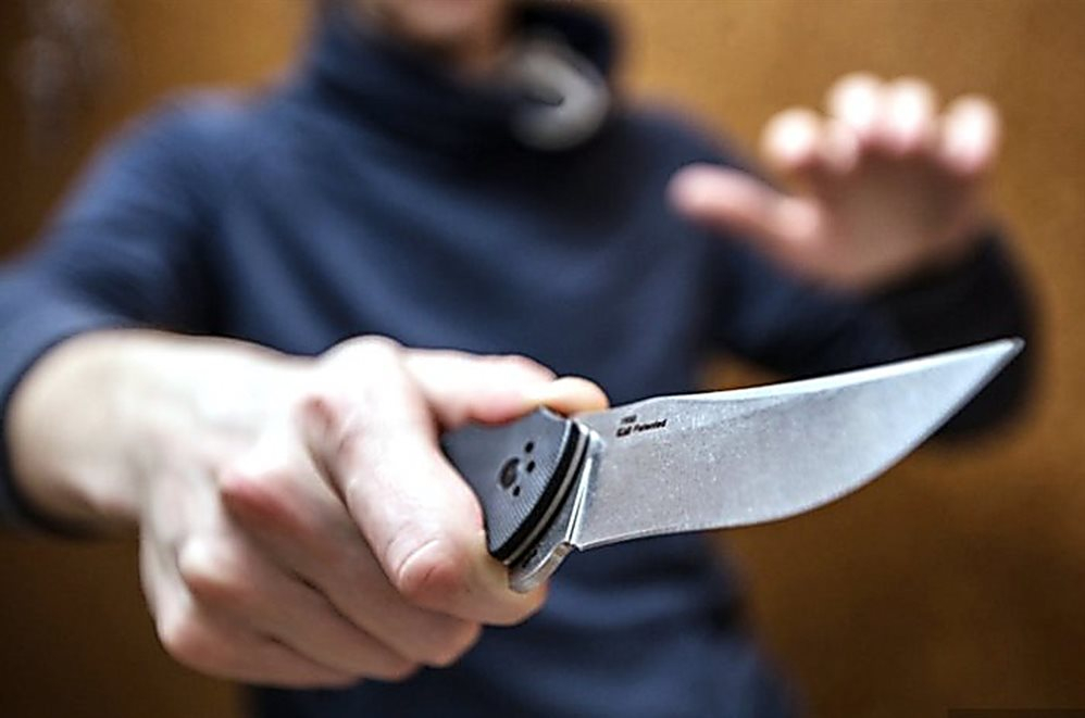 В Баку на школьника напали с ножом