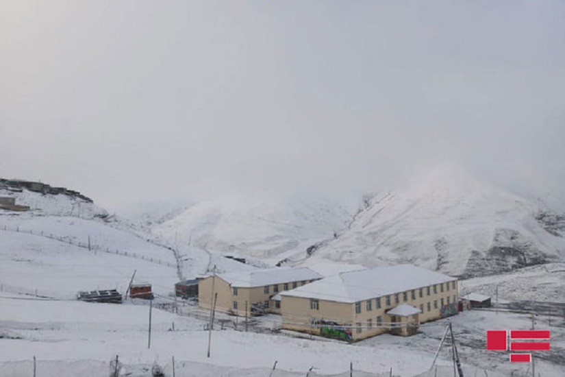 В горном Хыналыге аномальная погода: в мае высота снежного покрова достигла 10 см