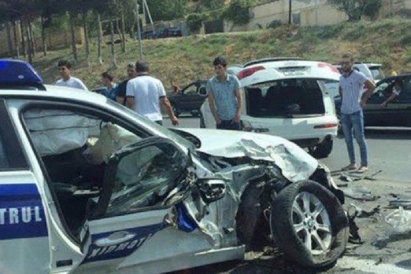В Баку водитель умышленно врезался в автомобиль дорожной полиции