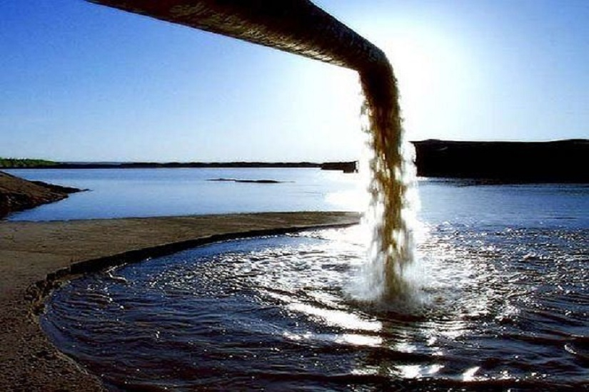 На Бакинском бульваре в море сбрасывают сточные воды? - ВИДЕО