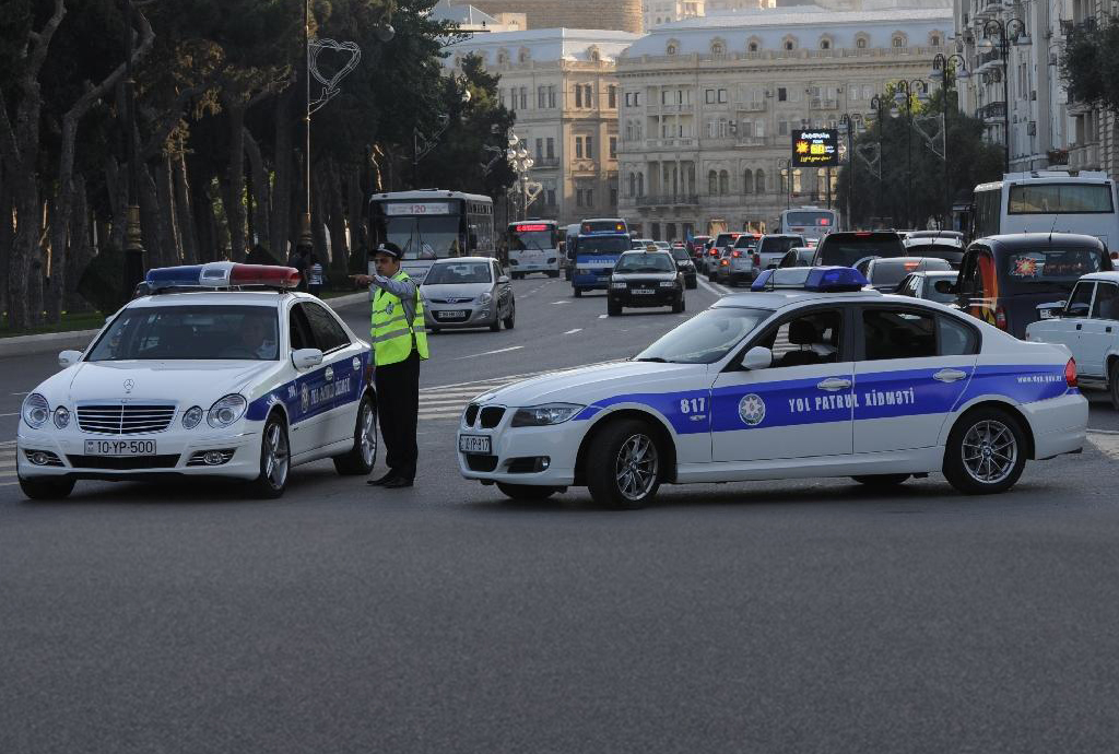 Проезд по центральной улице в Баку закрывают в связи с проведением Формулы-1