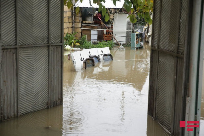 В Шеки ливень привел к разливу реки и подтоплению домов