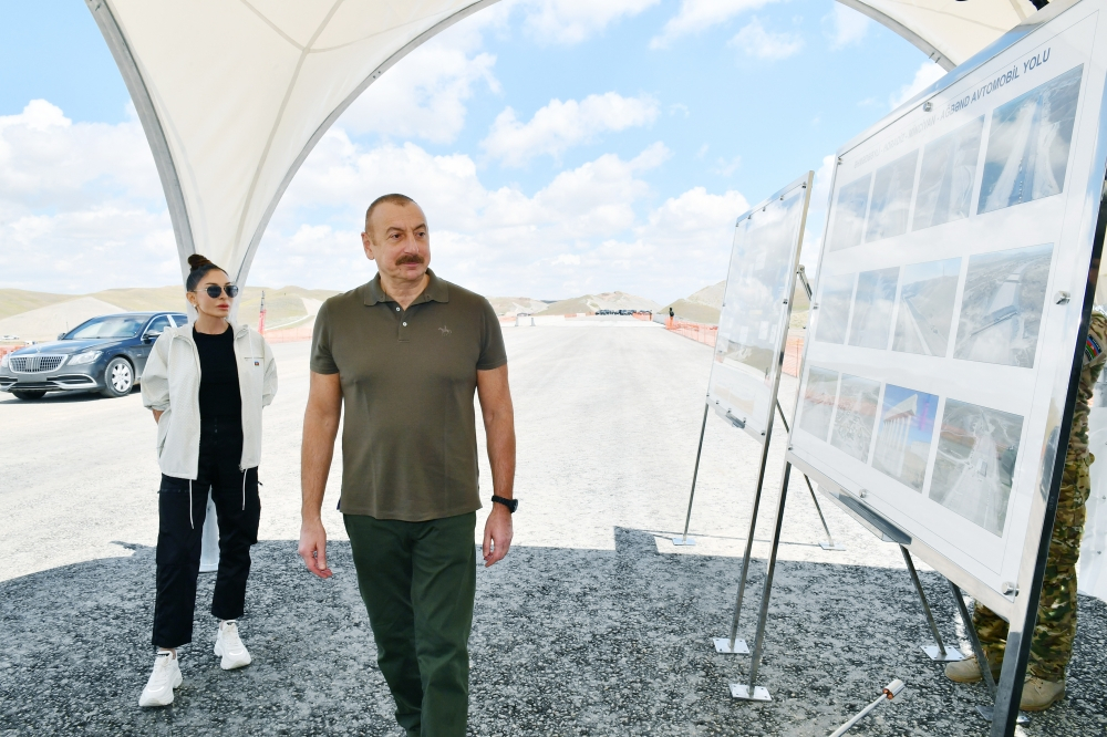 Ильхам Алиев и Мехрибан Алиева ознакомились со строительством автодороги Горадиз-Джебраил-Зангилан-Агбенд - ФОТО