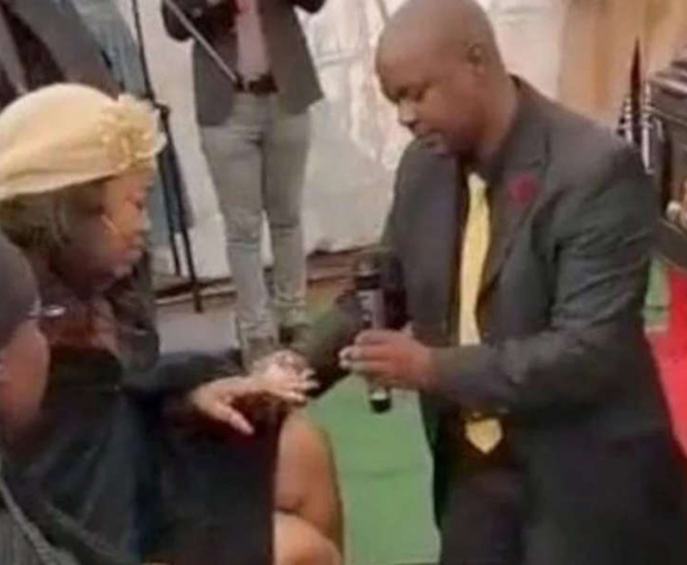 Жених сделал предложение невесте на похоронах ее отца - ВИДЕО