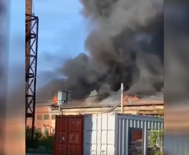 В России вспыхнул мощный пожар на химзаводе, поднялась стена черного дыма - ВИДЕО