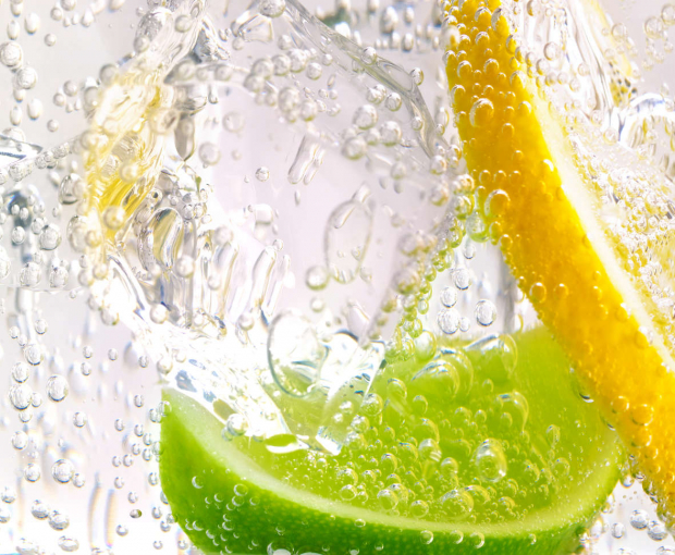 Названы два полезных свойства воды с лимоном