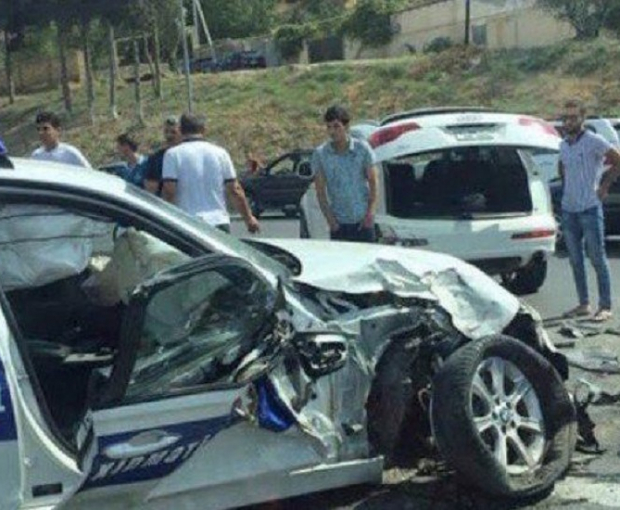 В Баку водитель умышленно врезался в автомобиль дорожной полиции