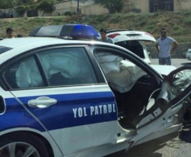 В Баку произошло ДТП с участием автомобиля дорожной полиции, есть пострадавшие