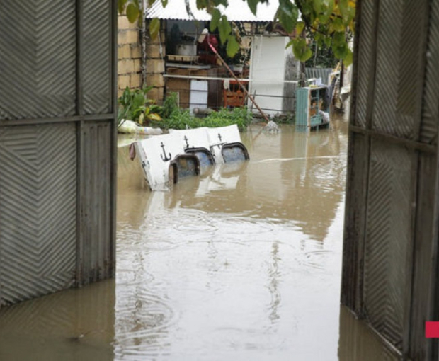 В Шеки ливень привел к разливу реки и подтоплению домов