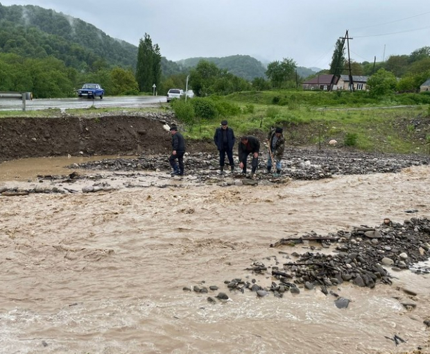 В Губе селевой поток разрушил мост, прервана связь с несколькими селами - ФОТО