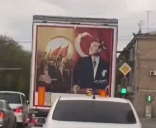 Грузовик с портретом Ататюрка в центре Еревана застал армян врасплох - ВИДЕО