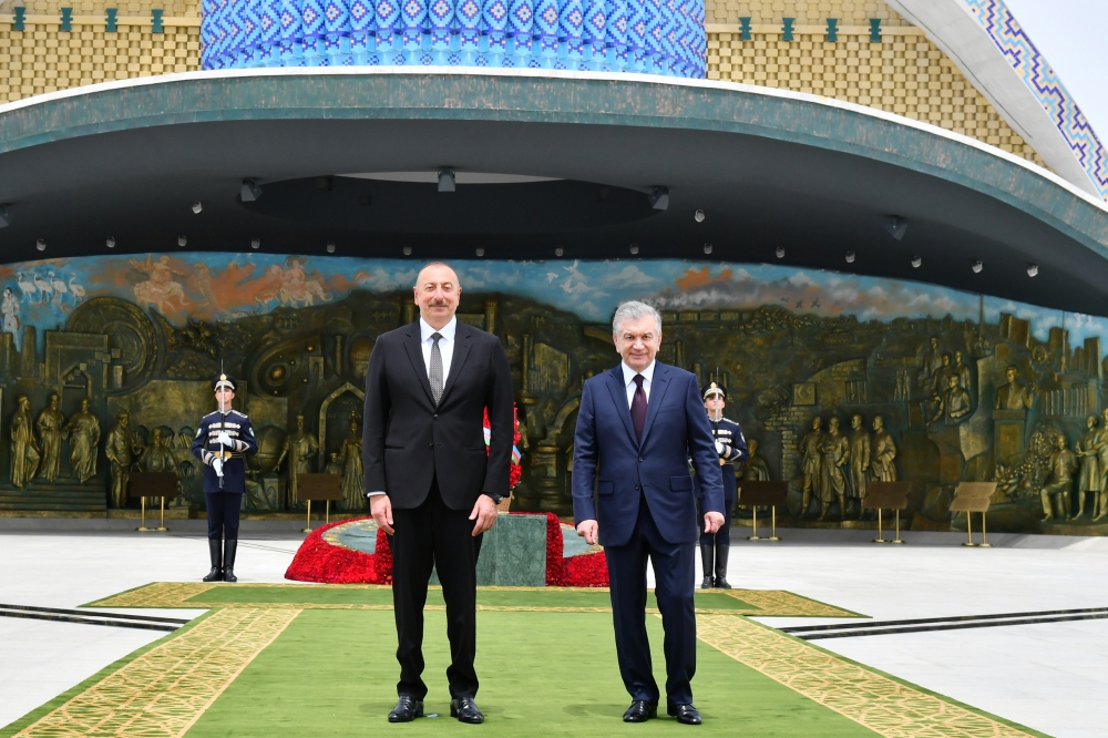 Президент Азербайджана посетил Монумент независимости в Ташкенте - ФОТО