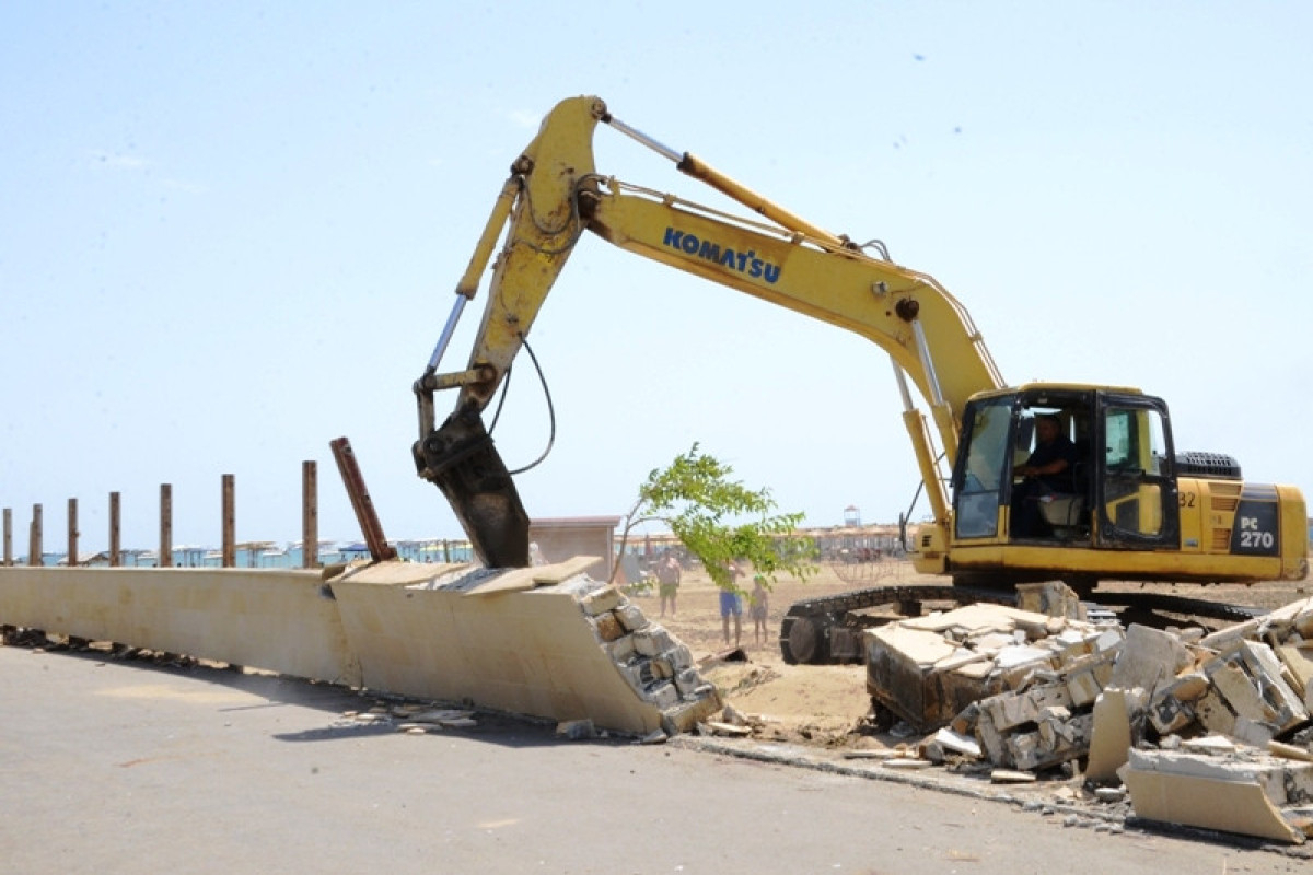 Незаконные ограждения и строения на берегу Каспия сносятся – ФОТО