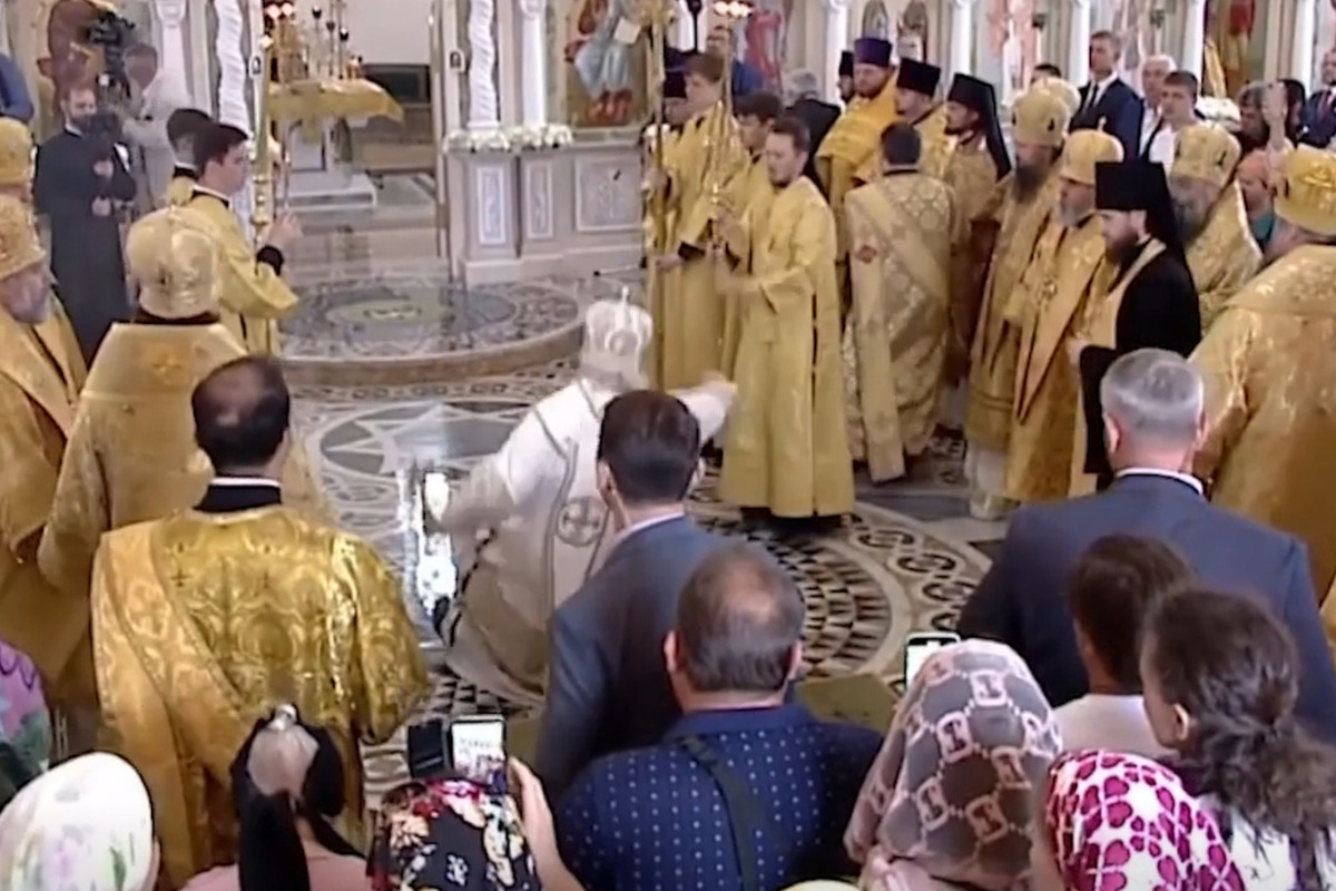 Патриарх Кирилл упал во время литургии - ВИДЕО