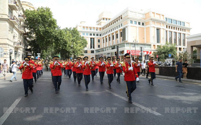 В Баку начались марши военных оркестров по случаю Дня Вооруженных сил - ФОТО