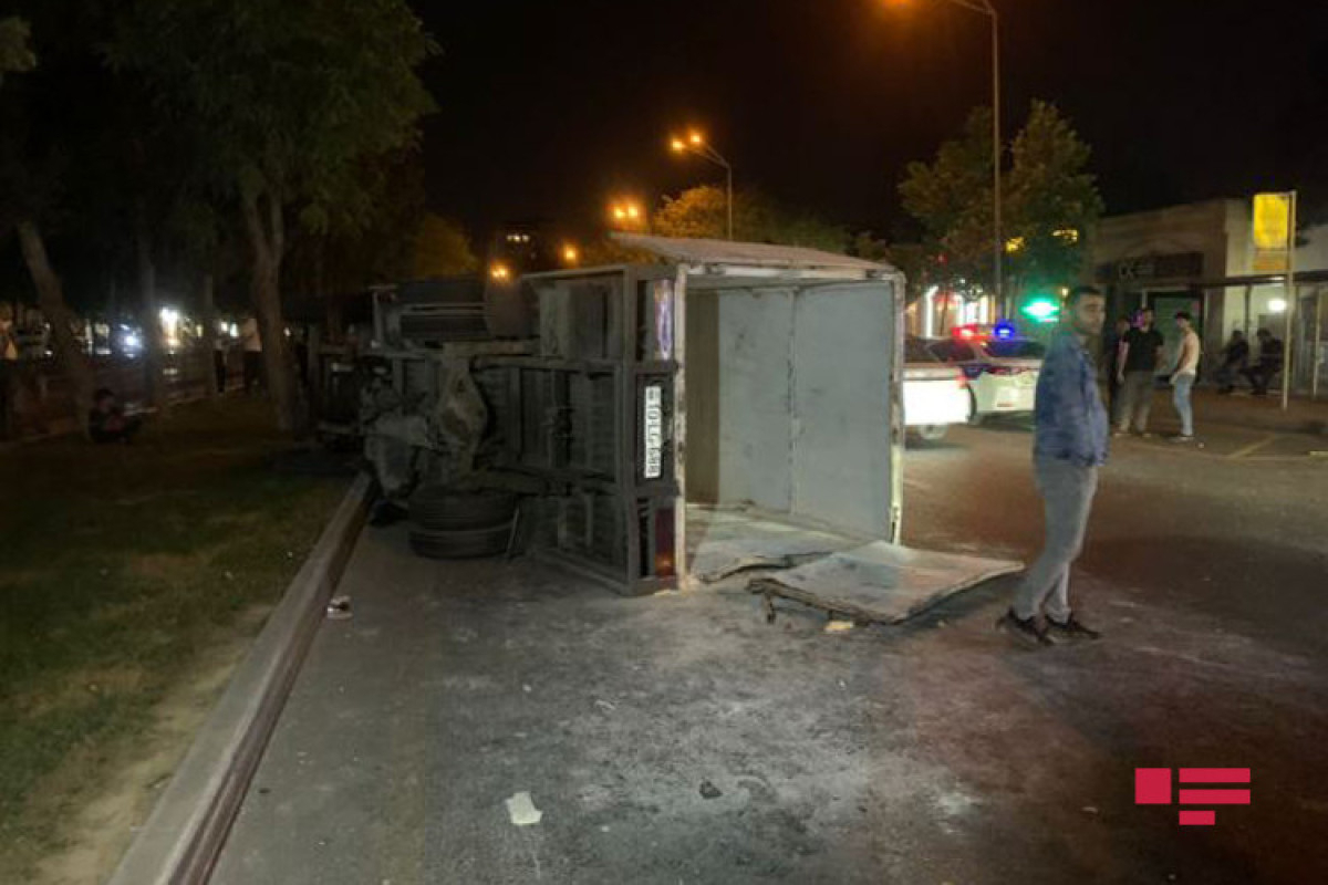 В Баку перевернулся грузовик с мукой - ФОТО