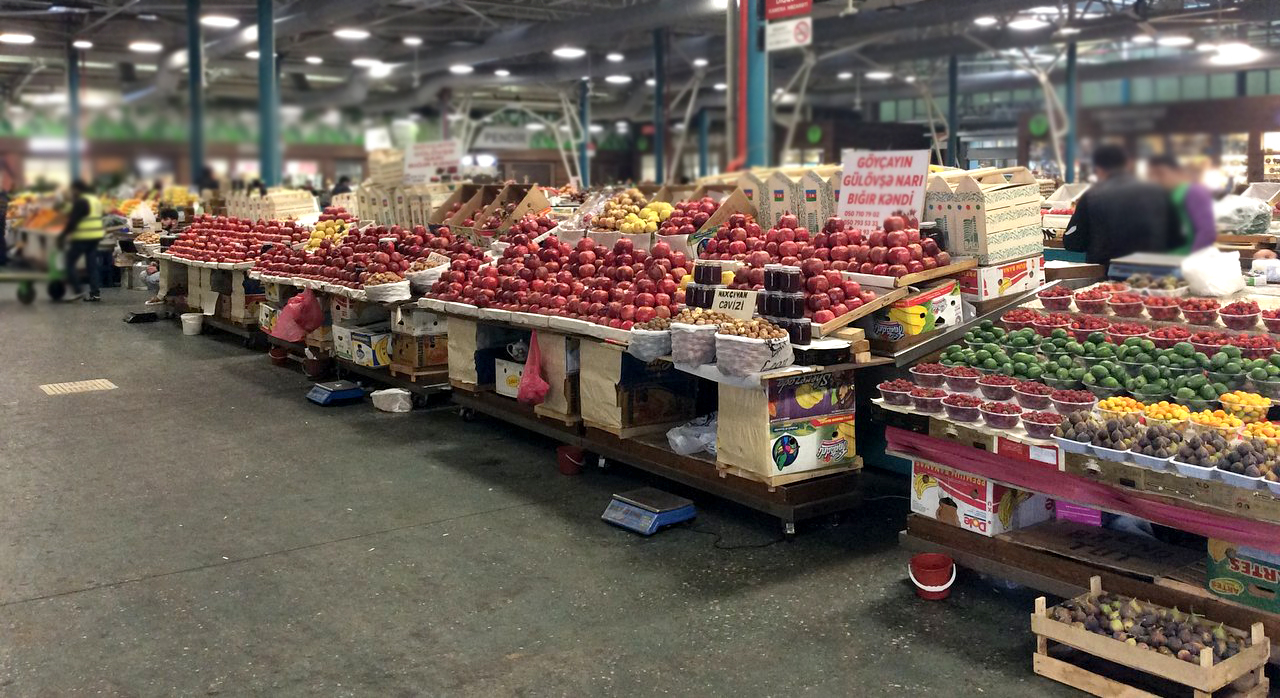 В столице с рынка украли фрукты на 2 130 манатов