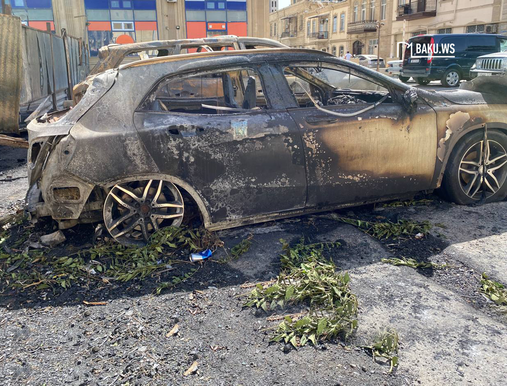 Сгоревшие дотла люксовые автомобили в Баку - ВИДЕО