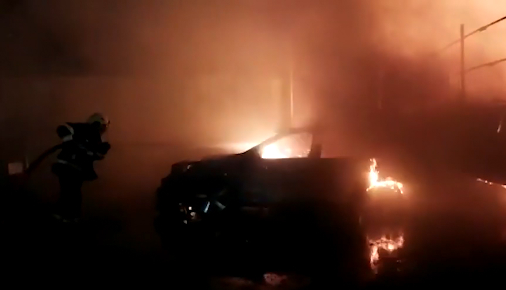Распространились кадры пожара возле "Зимнего парка" в Баку - ВИДЕО