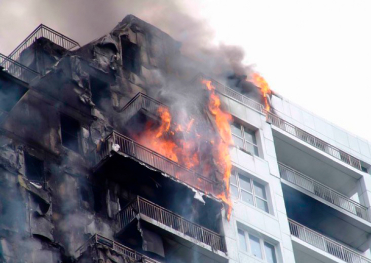 Пожар в жилом доме в Баку, эвакуированы 10 человек