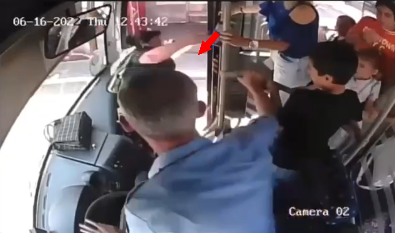 Задержан водитель, вытолкнувший пассажирку из автобуса - ОБНОВЛЕНО + ВИДЕО