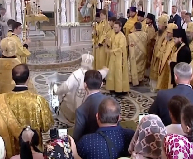Патриарх Кирилл упал во время литургии - ВИДЕО