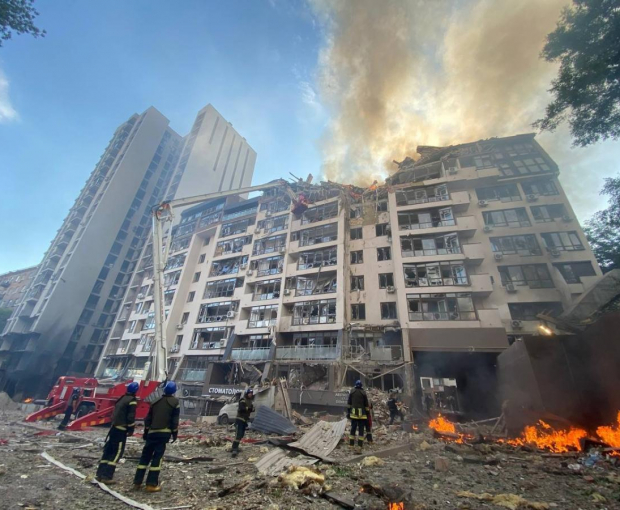 Ракетный удар по Киеву: под завалами находятся люди - ВИДЕО