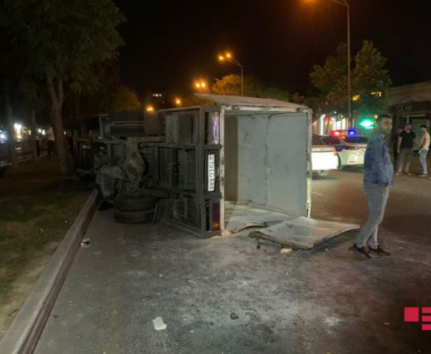 В Баку перевернулся грузовик с мукой - ФОТО
