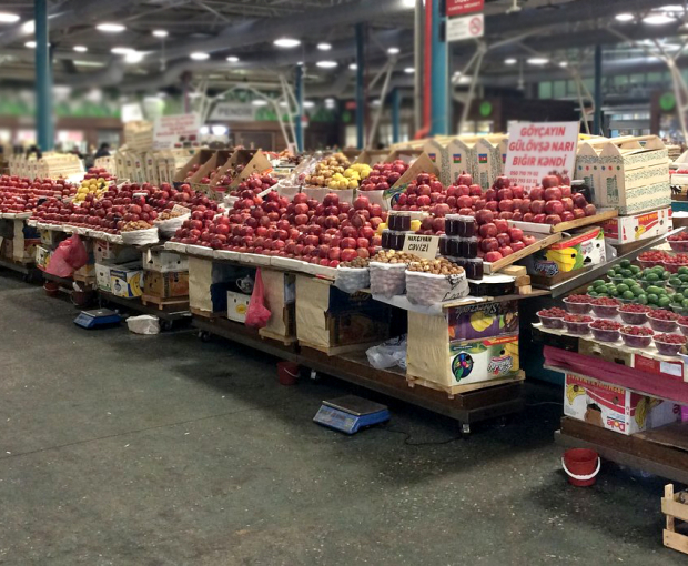 В столице с рынка украли фрукты на 2 130 манатов