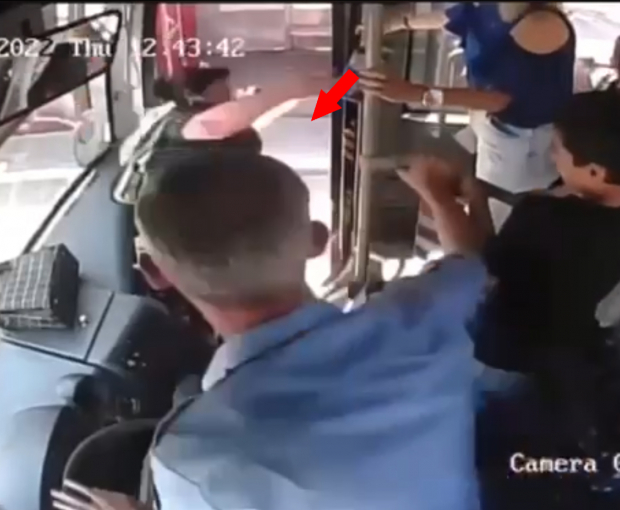 Уволен водитель, вытолкнувший женщину из автобуса - ВИДЕО