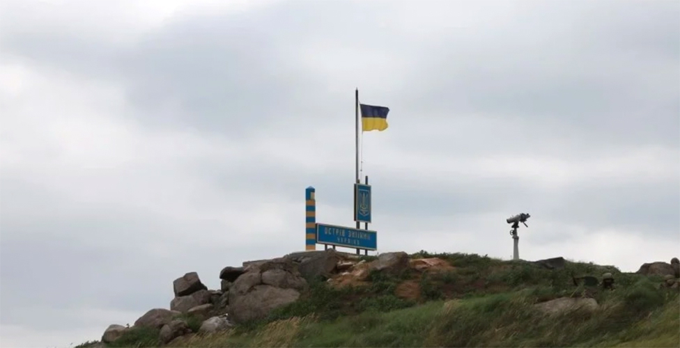 На острове Змеиный установили флаг Украины