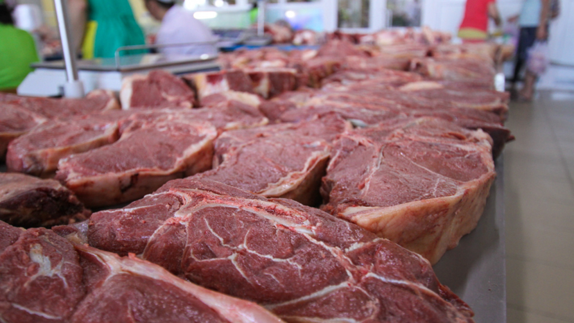 Госслужба проводит на рынках мониторинги цен на мясо