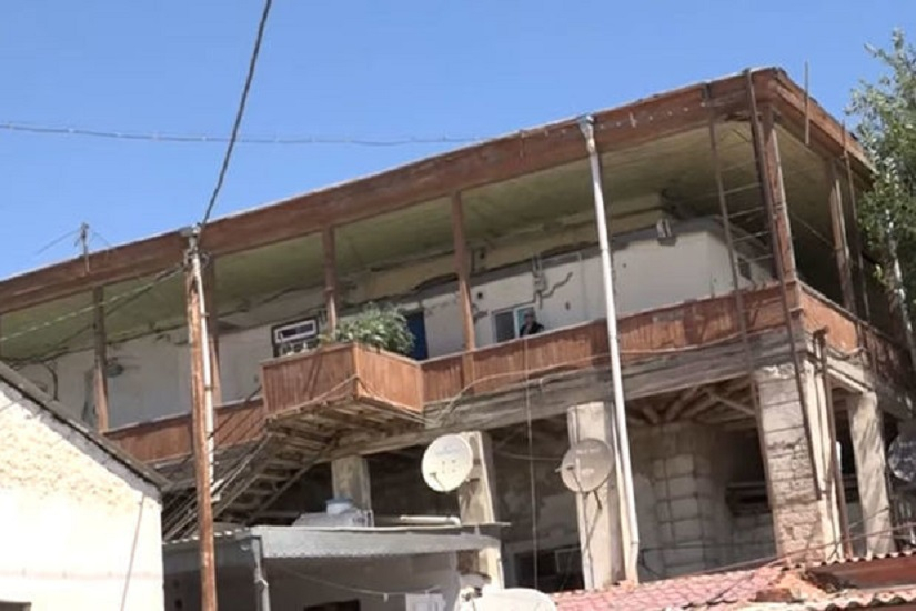 Жильцы 150-летнего здания в Баку живут в постоянной опасности - ВИДЕО