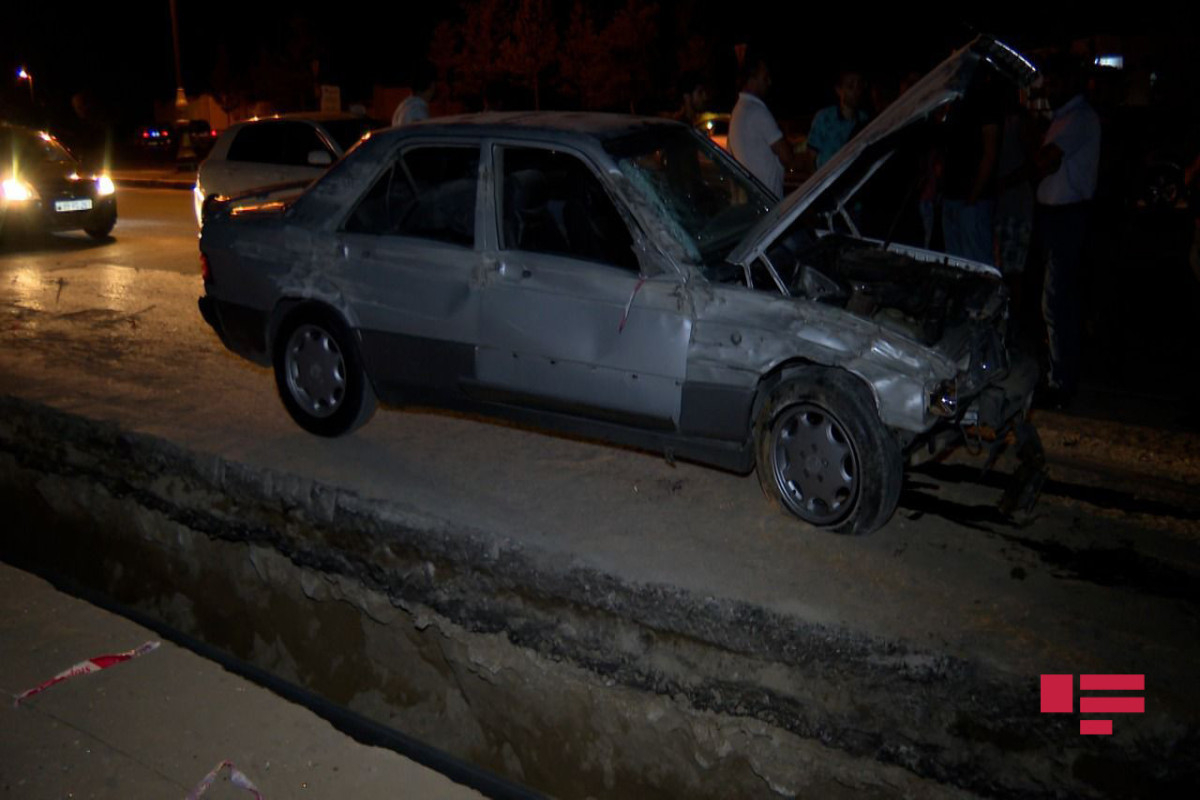 В Баку автомобиль упал в яму, есть пострадавшие